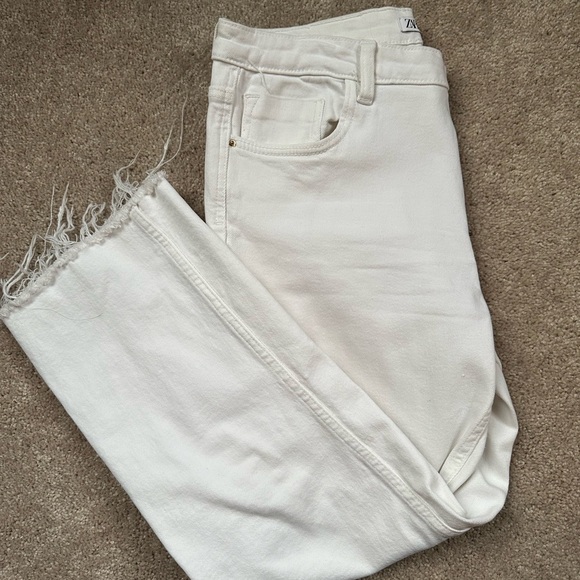 Zara White Cropped Jeans with Distressed Hem - Picture 2 of 8